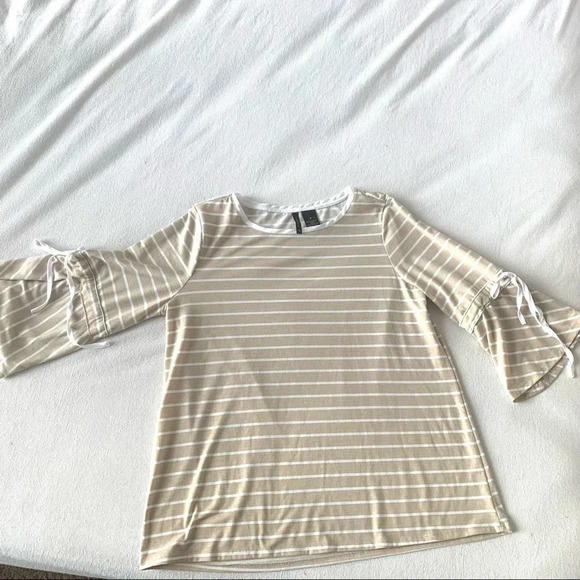 New direction stripped blouse flutter sleeve cream top size medium - Picture 5 of 5